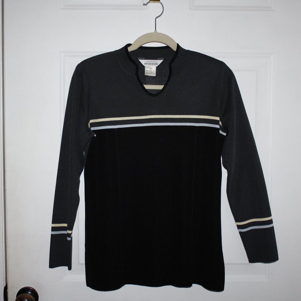 Exclusively Misook fine knit v-neck top  S